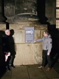 Torsten Kulke und die neue Tafel an der Kreuzkirche.